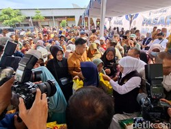 Khofifah Salurkan Bansos Rp 8,7 M dan Buka Pasar Murah di Nganjuk