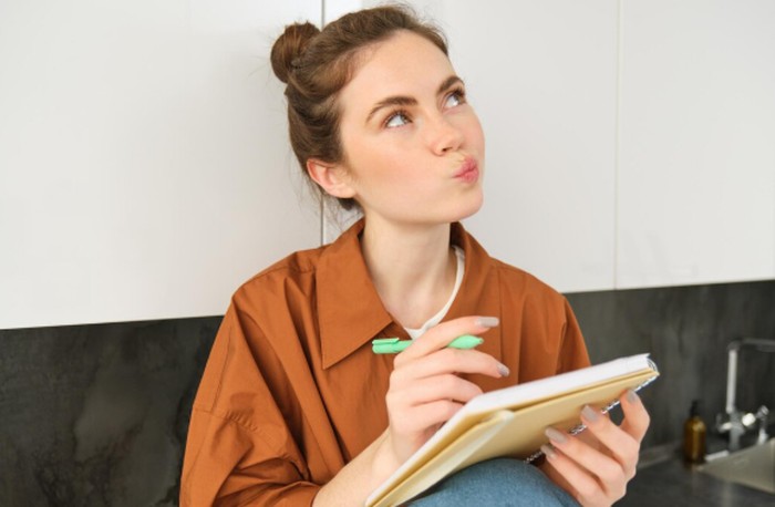 Libra menyukai keseimbangan dan perencanaan yang rapi dalam hidupnya. Mereka cenderung mempersiapkan mudik lebih awal agar semuanya berjalan harmonis./ Foto: freepik.com/benzoix