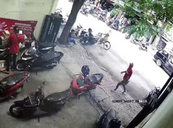 Tak Terima Dibentak, Pria Gresik Ancam Karyawan Ekspedisi Pakai Celurit