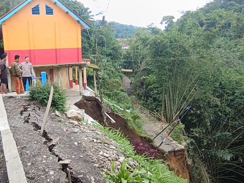 Tebing 30 Meter Longsor di Brebes, Bangunan Sekolah Terperosok Hilang