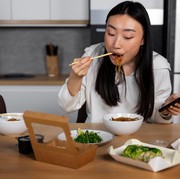 Makan Terlalu Cepat Saat Berbuka? Ini 4 Dampaknya Bagi Pencernaan