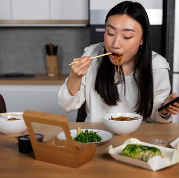 Makan Terlalu Cepat Saat Berbuka? Ini 4 Dampaknya Bagi Pencernaan