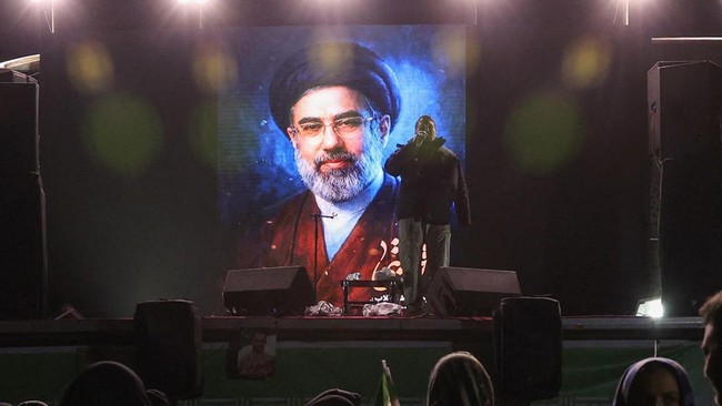 Putra Ayatollah Ali Khamenei, Mojtaba Khemenei, telah terpilih sebagai pemimpin tertinggi Iran yang baru.