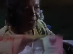 Sedih! Nenek Penjual Kerupuk di Blitar Ditipu Uang Mainan