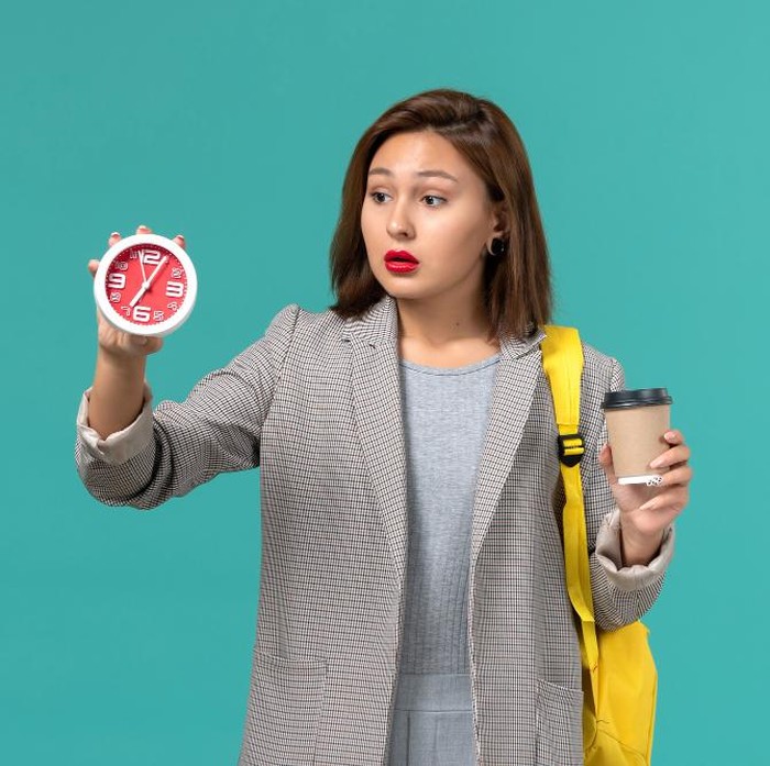 Terlalu banyak janji bisa membuat kamu terlambat datang ke kegiatan lain. Hal ini bisa terjadi ketika kamu termasuk orang yang sulit berkata tidak dan ingin membantu banyak orang.