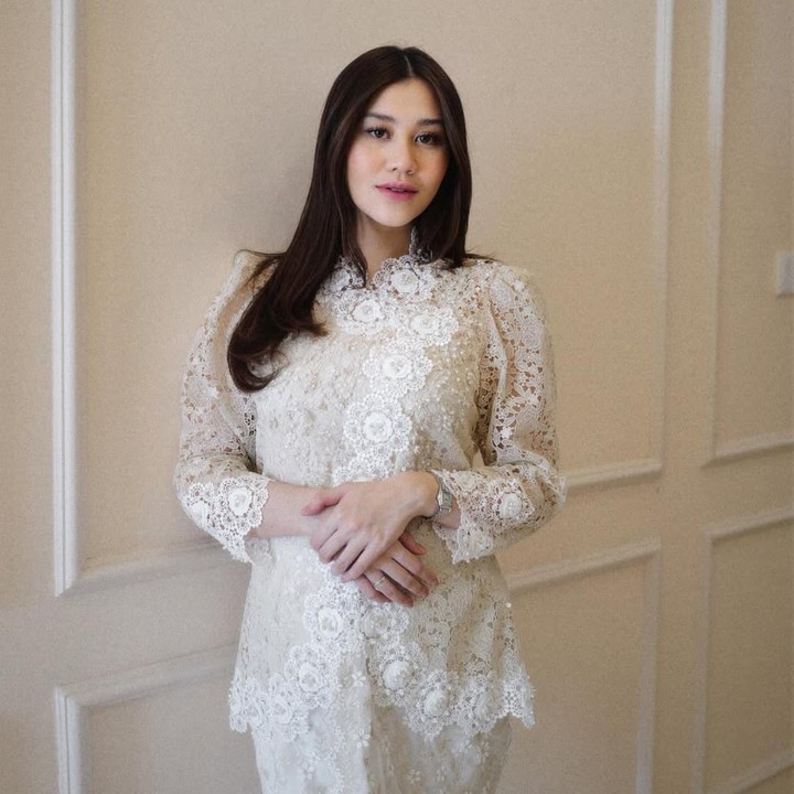 <p>Aaliyah Massaid menjalani kehamilan pertamanya bertepatan pada Lebaran 2025. Di Hari Raya Idul Fitri lalu, Aaliyah mengenakan baju dan bawahan putih dengan motif brokat bunga. <em>Outfit</em> Lebaran Aaliyah ini bisa jadi inspirasi Bunda hamil yang ingin tampil elegan di Hari Raya. (Foto: Instagram @aaliyah.massaid)</p>