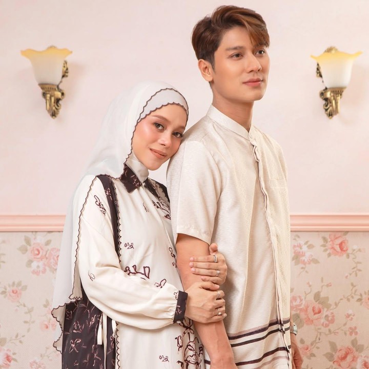 <p>Penyanyi dangdut Lesti Kejora baru saja melahirkan anak ketiganya, Bunda. Baru-baru ini, Lesti membagikan <em>outfit</em> Lebaran sebelum melahirkan. Lesti mengenakan baju terusan berwarna <em>ivory</em> dan cokelat gelap dengan motif bunga bordir. Lesti memakai baju Lebaran dengan konsep sarimbitan dengan suaminya Rizky Billar. (Foto:: Instagram @lestikejora)</p>