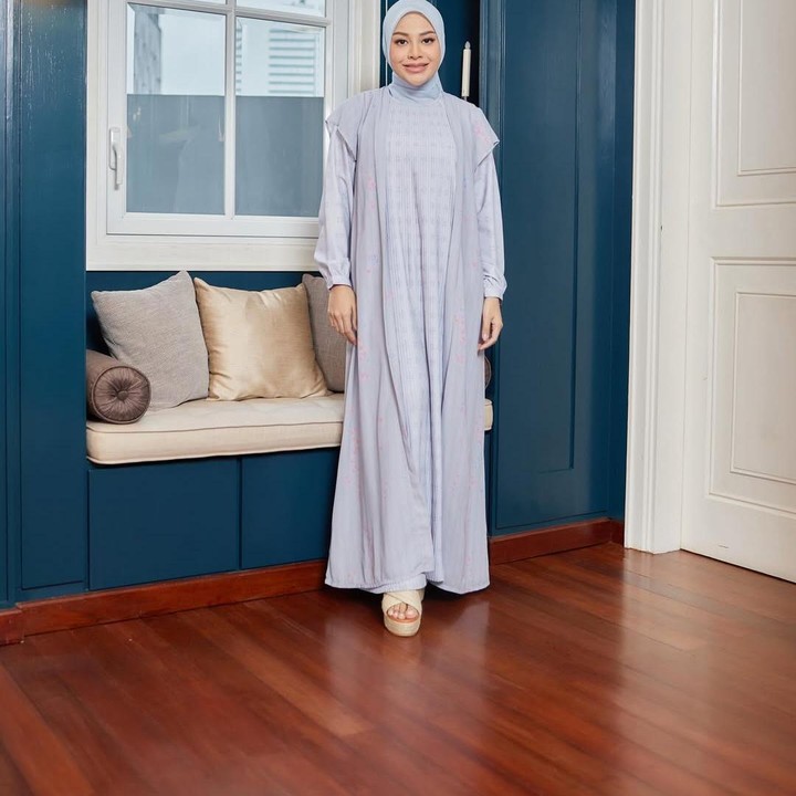<p>Baju Lebaran selanjutnya adalah pakaian muslim yang dikenakan oleh Aurel Hermansyah. Bunda dua anak ini mengenakan pakaian muslim dari brand lokal Geela Fashion. <em>Outfit</em> baju yang dipakai Aurel terbuat dari bahan yang nyaman dan <em>flowy</em>. Baju ini tentunya nyaman untuk dikenakan Bunda yang sedang hamil untuk merayakan hari kemenangan. (Foto: Instagram @aurelie.hermansyah)</p>