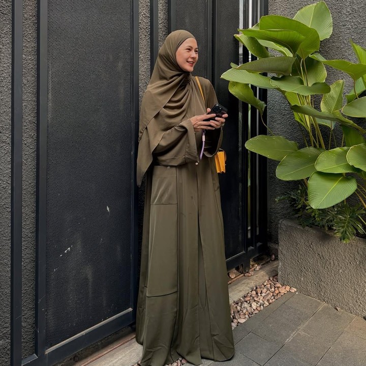 <p>Artis Paula Verhoeven memiliki brand pakaian muslim bernama Amapola. Pakaian muslim dari <em>brand</em> milik Paula ini juga dapat dijadikan <em>outfit</em> bumil selama Lebaran. Salah satu baju yang pernah dipakai Paula adalah pakaian gamis terusan panjang berwarna hijau gelap yang dapat dipadukan dengan warna jibab senada. Baju berbahan <em>flowy</em> ini terlihat longgar sehingga nyaman saat dikenakan di Hari Raya Idul Fitri. (Foto: Instagram @paula_verhoeven)</p>