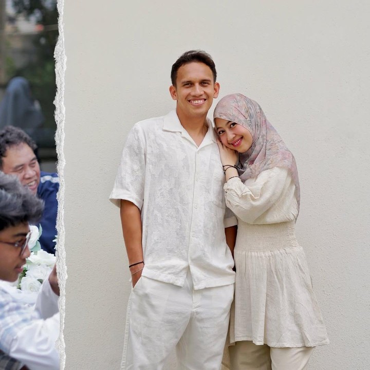 <p><em>Outfit</em> Lebaran untuk ibu hamil tak selalu harus terusan gamis ya, Bunda. <em>Outfit</em> artis Adiba Khanza saat mengadakan <em>gender reveal</em> kehamilan pertamanya dapat dijadian baju untuk Hari Raya. Di acara tersebut, Adiba mengenakan <em>shift dress</em> berwarna <em>ivory</em> yang dipadukan dengan celana bahan longgar berwarna senada. Pakaian yang dikenakan Adiba ini menyesuaikan dengan baju yang dipakai oleh suaminya Egy Maulana Vikri. (Foto: Instagram @adiba.knza)</p>