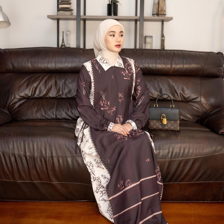 <p>Artis cantik Dinda Hauw belum lama ini membagikan <em>outfit</em> bukber (buka bersama) yang mengusung tema pakaian gamis. Baju bercorak cokelat gelap dengan aksen putih ini juga cocok dikenakan pada Bunda yang sedang hamil karena tampak nyaman, namun tetap meninggalkan kesan <em>stylish</em>. (Foto: Instagram @dindahw)</p>