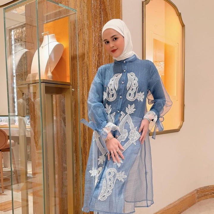 <p><em>Outfit</em> pakaian muslim yang dipakai artis Cut Meyriska ini dapat dikenakan Bunda yang sedang menjalani kehamilan di trimester pertama. Bajunya tidak terlalu longgar namun tetap memberikan kesan nyaman. Sementara itu, bahan baju dengan layer menerawang berwarna biru dan motif brukat putih bisa menambah kesan <em>stylish</em>. (Foto: Instagram @cutratumeyriska)</p>