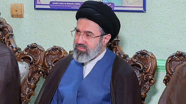 Mojtaba Khamenei, putra mantan Pemimpin Tertinggi Iran Ayatollah Ali Khamenei, resmi ditunjuk menggantikan mendiang ayahnya.