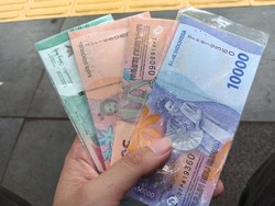 Di Balik Jasa Tukar Uang Pinggir Jalan, Ada Bos Bermodal Ratusan Juta