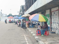 Tukar Uang Pinggir Jalan Menjamur di Asemka, Ada 13 Lapak dalam Satu Titik