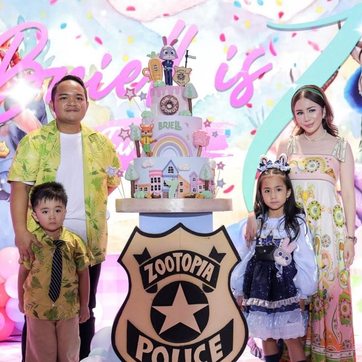 <p>Kabar bahagia tengah menyelimuti keluarga Momo Geisha. Putri sulungnya, Sheena Gabriella Aurora Samudra, baru saja merayakan ulang tahunnya yang ketujuh. Momen spesial tersebut turut dibagikan oleh Momo melalui unggahan di Instagram pribadinya. (Foto: Instagram @therealmomogeisha)</p>