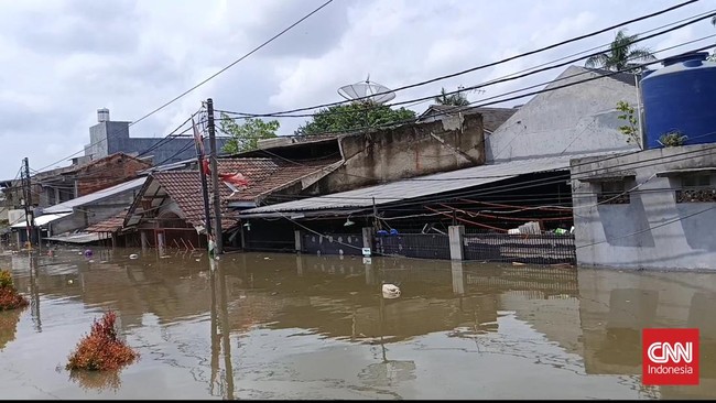 Ratusan rumah di Perumahan Periuk Damai, Tangerang, terendam banjir hingga 3 meter. Warga mengungsi, BPBD terus lakukan evakuasi dan penyaluran bantuan.