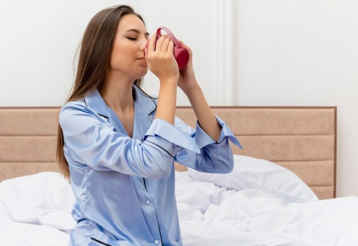 Rutin minum air putih sebelum tidur. Mengganti cairan yang hilang saat tidur/Foto: freepik.com/stockking