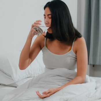 5 Manfaat Rutin Minum Air Putih Setelah Bangun Tidur bagi Kesehatan