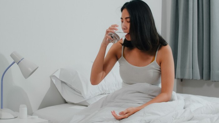 5 Manfaat Rutin Minum Air Putih Setelah Bangun Tidur bagi Kesehatan