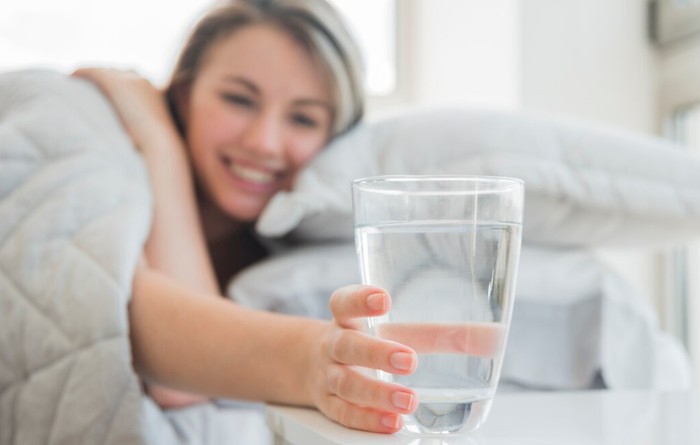 Rutin minum air putih setelah bangun tidur. Membantu fungsi otak dan suasana hati/Foto: freepik.com/freepik