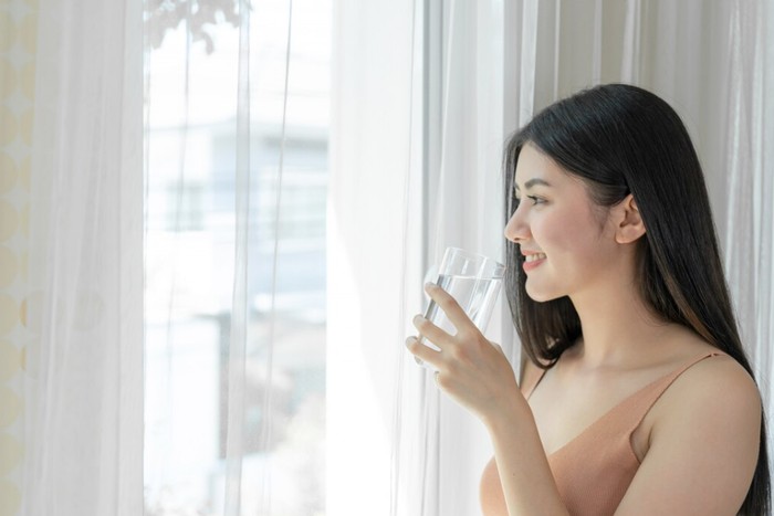 Rutin minum air putih setelah bangun tidur. Mendukung sistem pencernaan/Foto: freepik.com/jcomp