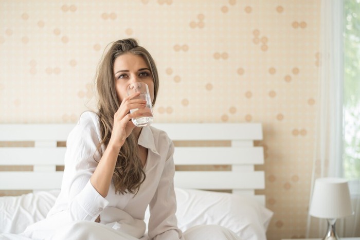 Rutin minum air putih setelah bangun tidur. Meningkatkan metabolisme tubuh/Foto: freepik.com/jcomp