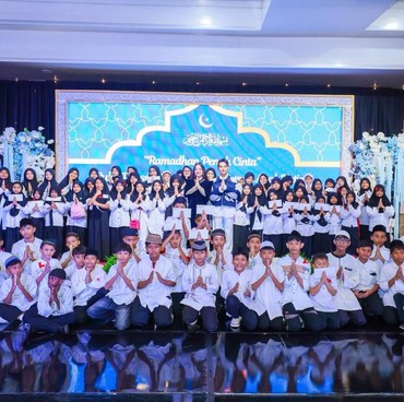Ryans Rayel dan Dewi Perssik Gelar Santunan Serta Buka Bareng 600 Anak Yatim