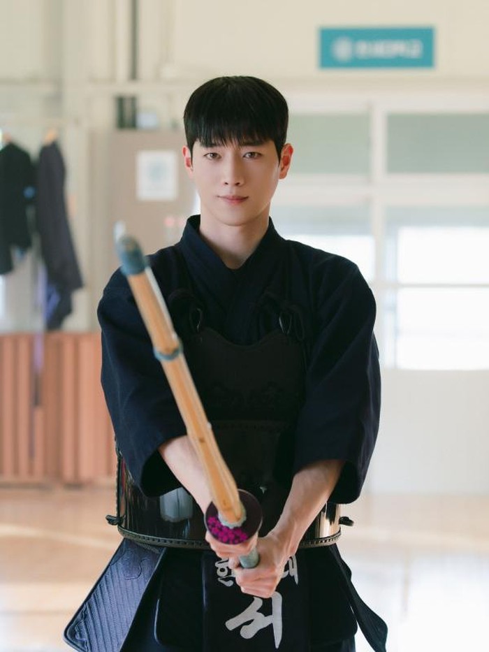 Ia memerankan karakter Seo Eun Ho, 'pacar' virtual dari Seo Mi Rae yang diperankan oleh Jisoo BLACKPINK./ Foto: Netflix