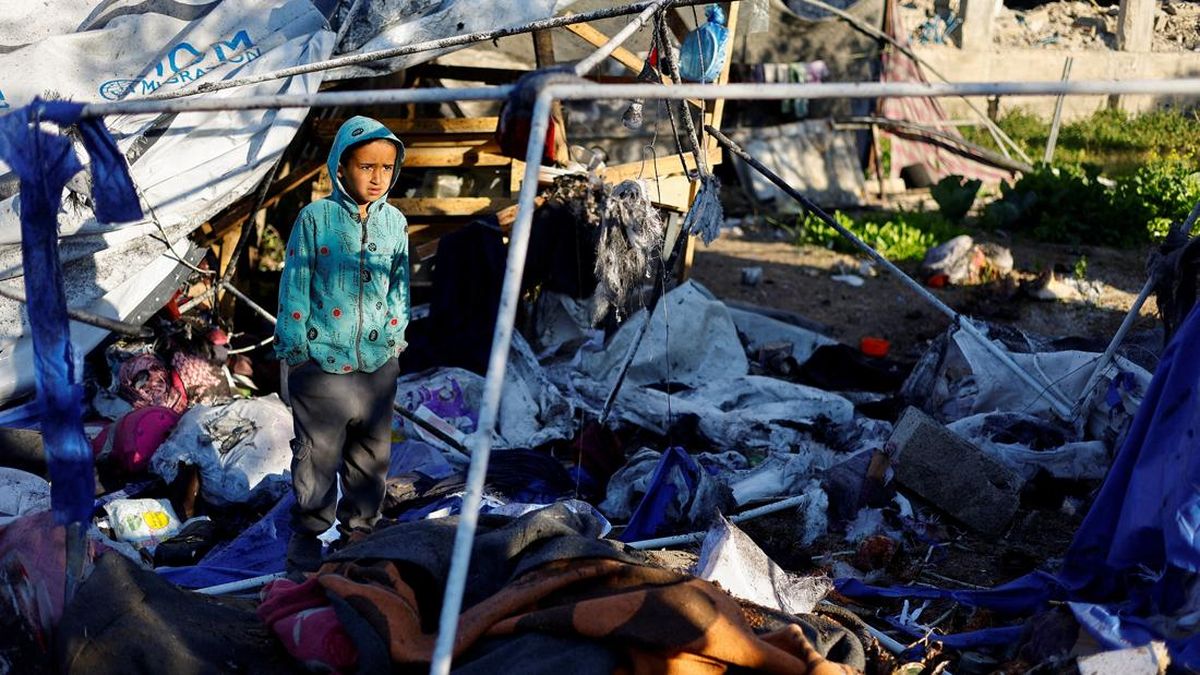 FOTO: Serangan Udara Israel Targetkan Tenda Pengungsi di Gaza, 6 Tewas