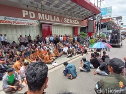 Pedagang Cikurubuk Geruduk Toko Pakaian di Tasik, Protes Cara Jualan