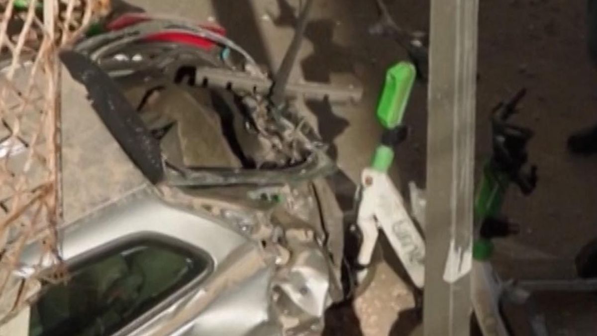 Puing-puing dan Kendaraan Rusak usai Rudal Iran Hantam Israel