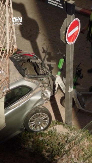 Puing-puing dan Kendaraan Rusak usai Rudal Iran Hantam Israel