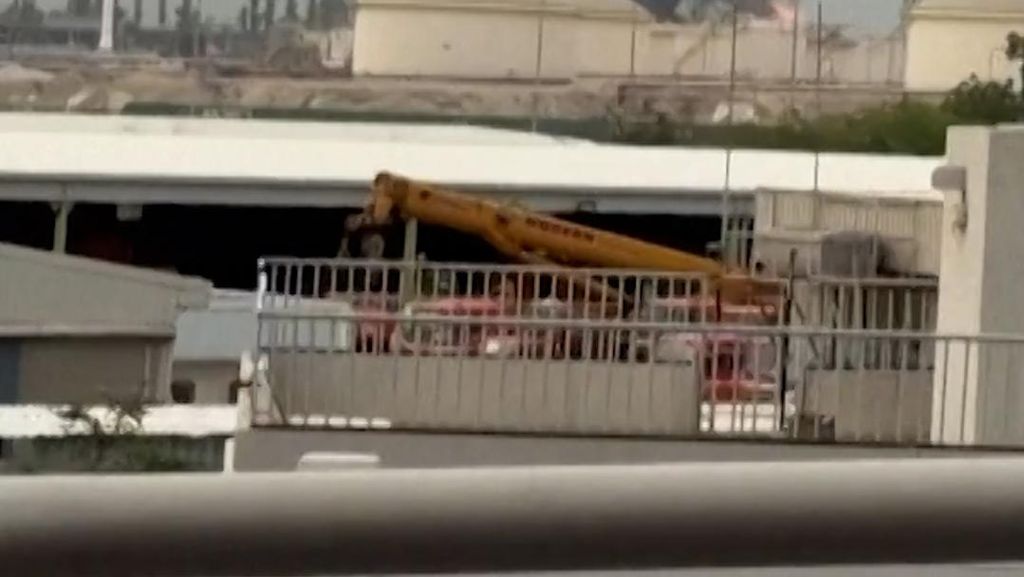 Asap Tebal di atas Kilang Minyak Bahrain usai Serangan Drone Iran