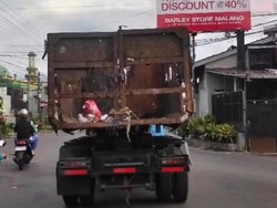 Miris! Truk Sampah Keropos di Kota Malang Tetap Beroperasi