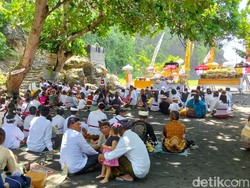 Ratusan Umat Hindu Gelar Upacara Melasti di Pantai Watu Godeg Lumajang
