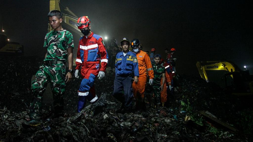 FOTO: Upaya Pencarian Korban Longsor di TPST Bantargebang