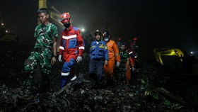 FOTO: Upaya Pencarian Korban Longsor di TPST Bantargebang