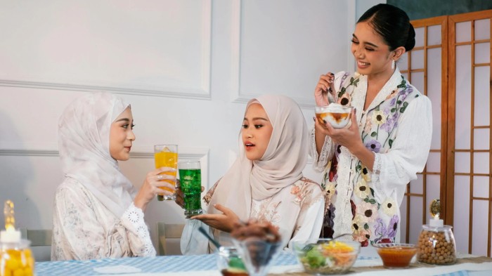 4 Zodiak yang Paling Semangat Silaturahmi saat Lebaran, Bikin Kumpul Keluarga Makin Seru!