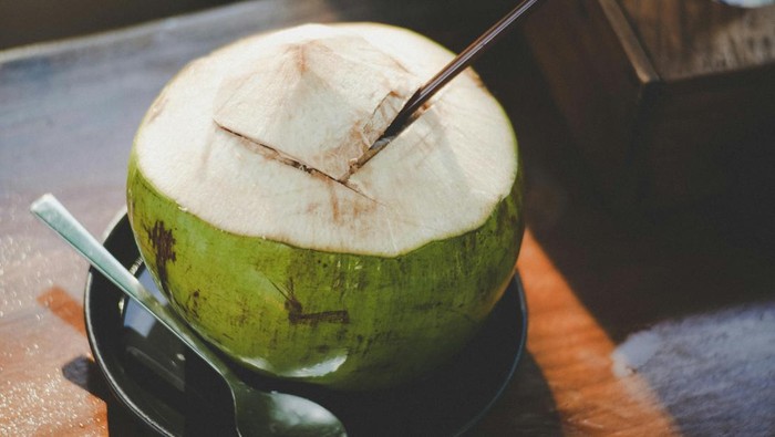 Air kelapa termasuk minuman yang dapat menggantikan air putih untuk menjaga hidrasi tubuh