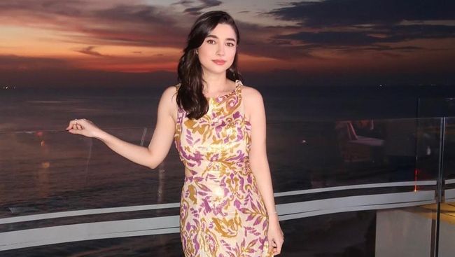 7 Gaya Fashion Amanda Rigby Pakai Dress Pancarkan Aura Feminin yang Berkelas