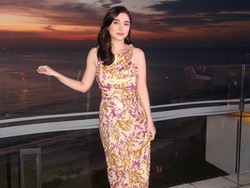 7 Gaya Fashion Amanda Rigby Pakai Dress Pancarkan Aura Feminin yang Berkelas