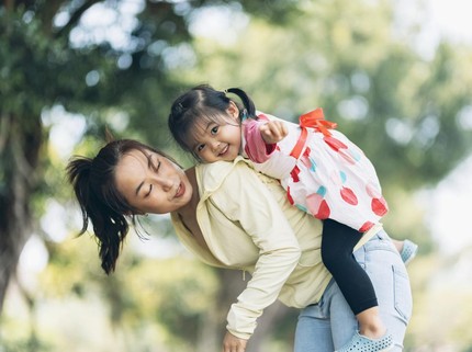 Alasan Balita Hanya Mau Sama Bunda, Benarkah Anak Punya Orang Tua Favorit?