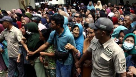 FOTO: Warga Serbu Pangan Murah Jelang Idulfitri