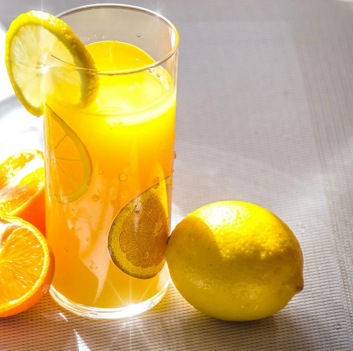 Apel dan jeruk jadi pilihan sempurna buat jus atau smoothies saat Lebaran/Foto: pexels.com/AS Photography