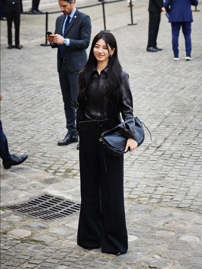 Kali ini, bintang Doona! tersebut tampil elegan dalam busana serba hitam, serasi dengan rambut hitam panjangnya./ Foto: instagram.com/skuukzky