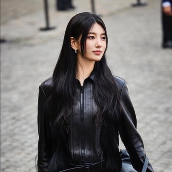5 Gaya Anggun Bae Suzy Saat Menghadiri Celine Fashion Show di Paris