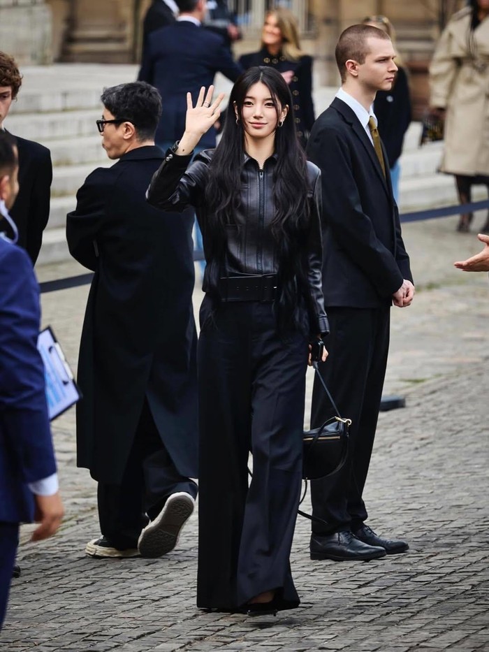 Memancarkan pesona 'Nation's First Love', Bae Suzy juga terlihat menyapa penggemar hingga awak media yang juga hadir di pergelaran fashion tersebut./ Foto: instagram.com/skuukzky