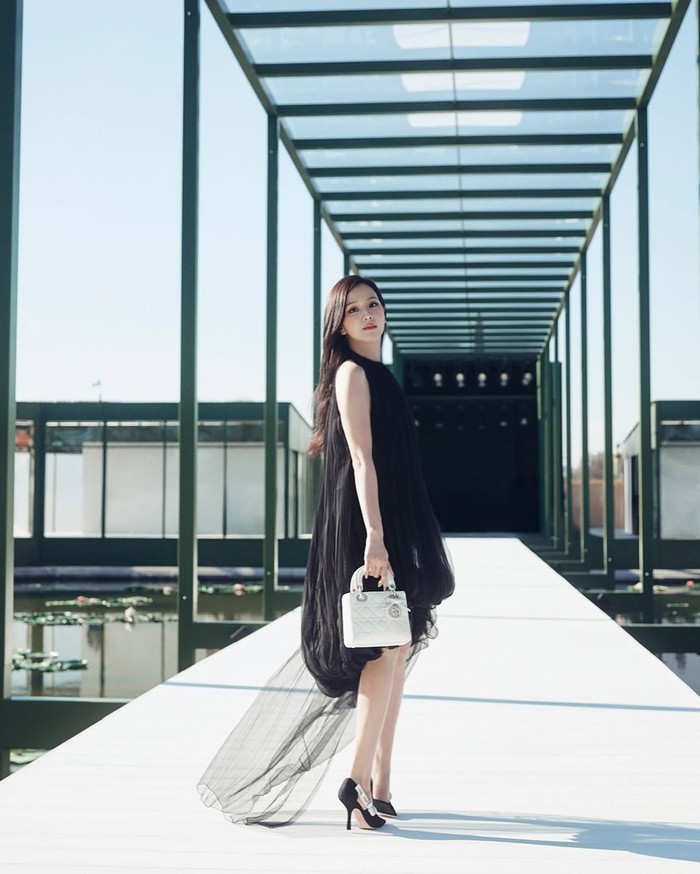 Beberapa wajah familiar yang hadir di Dior Autumn Winter 2026-2027 show yang digelar di Jardin des Tuileries, Paris, Prancis beberapa waktu lalu seperti Hyunjin Stray Kids, Anya Taylor-Joy, dan Jisoo BLACKPINK. / Foto: instagram.com/sooyaaa__