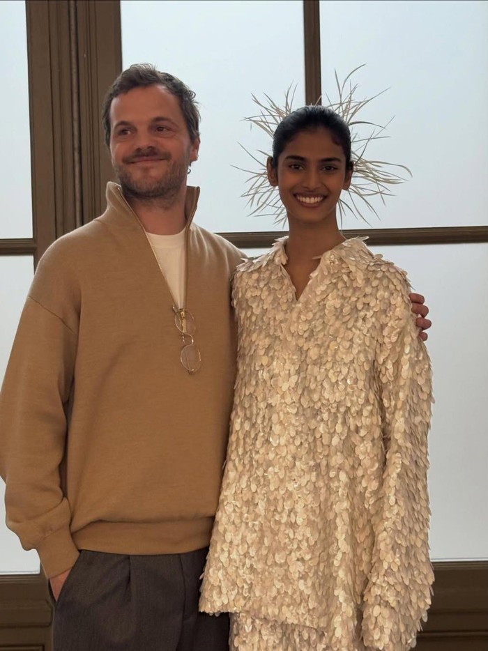 Bhavita Mandava dan Mattiheu Blazy pada peragaan busana Chanel Spring/Summer 2026.